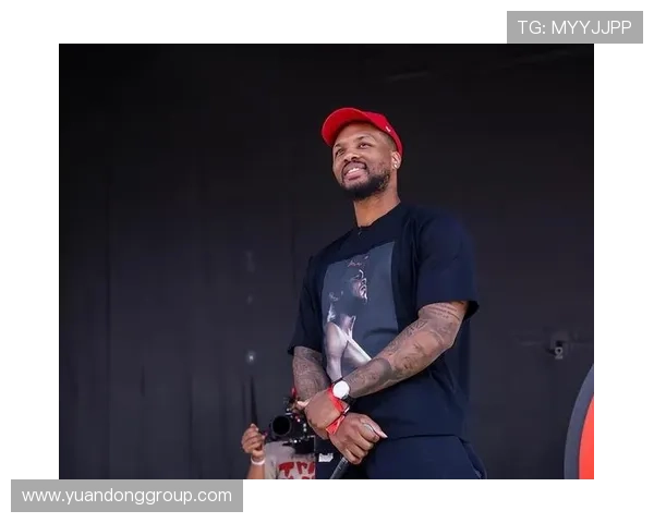 利拉德休赛期还在凌晨四点练投篮，邻居说他家车库灯一年没灭过